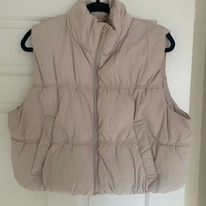 H&M CROPPED BEIGE PUFFER VEST!